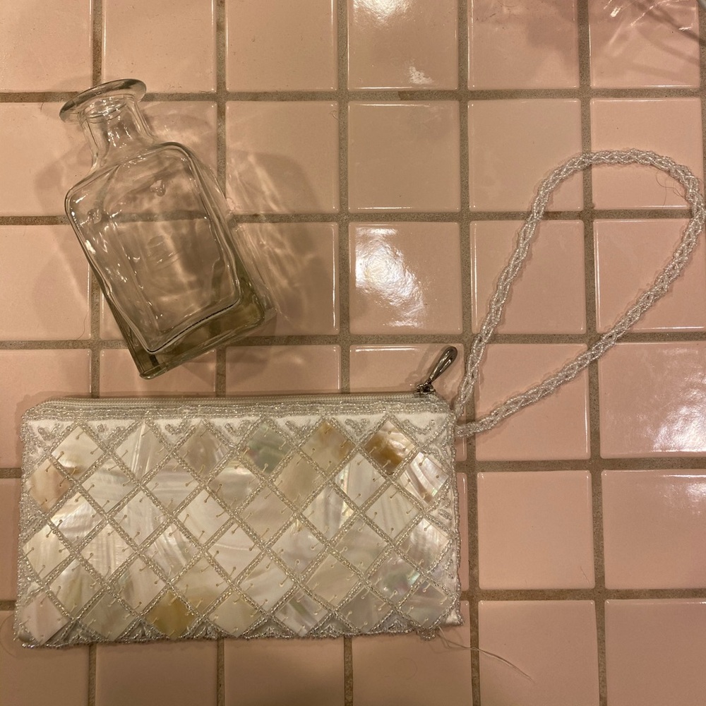 White/Metallic Wristlet! 🤍